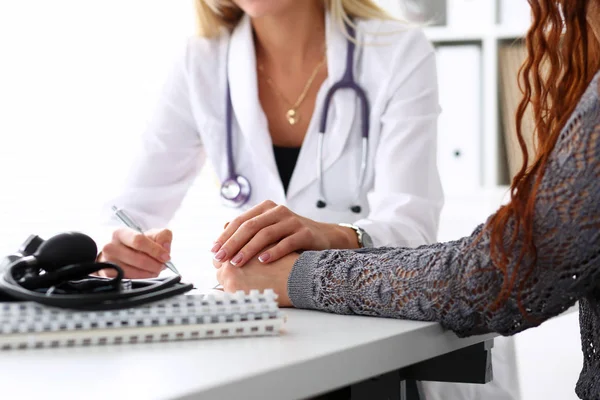 Příjemný ženský lékař drží pacienta ruku v úřadu — Stock fotografie