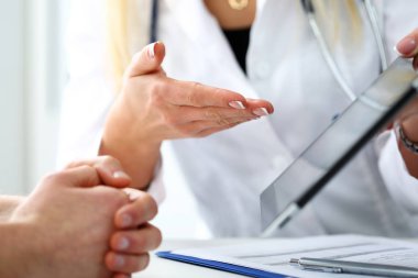 Kadın tıp doktor eller tutun ve dijital tablet pc göster