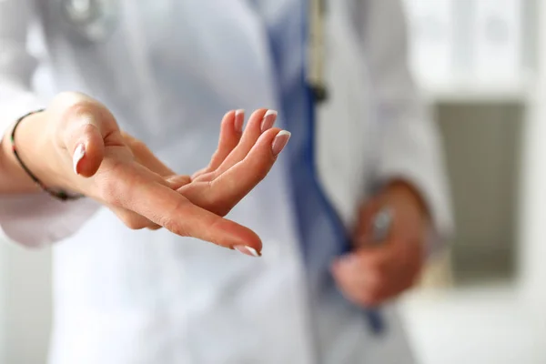 Лікар жіночої медицини пропонує допомогу руці крупним планом — стокове фото
