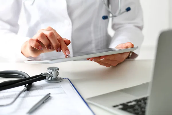 Médica feminina segurar tablet digital pc e ponto na tela de toque — Fotografia de Stock
