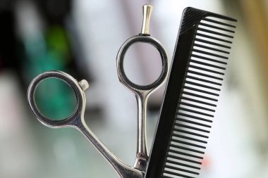 Araç seti kamera önünde berber