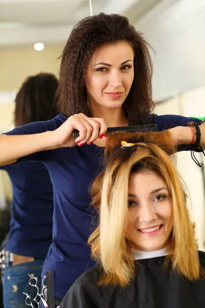 Güzel Kuaför tutun makas ve tarak