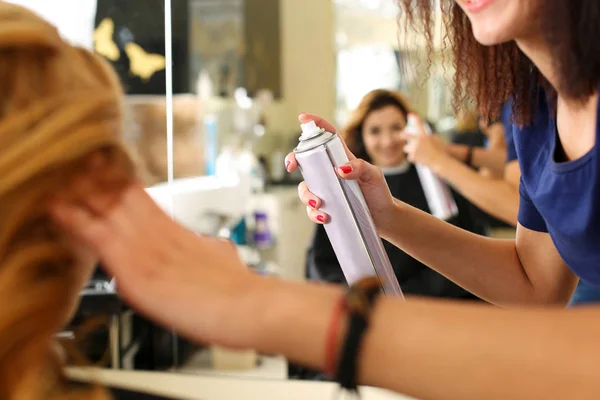 Mano de peluquero femenino celebración aerosol puede —  Fotos de Stock