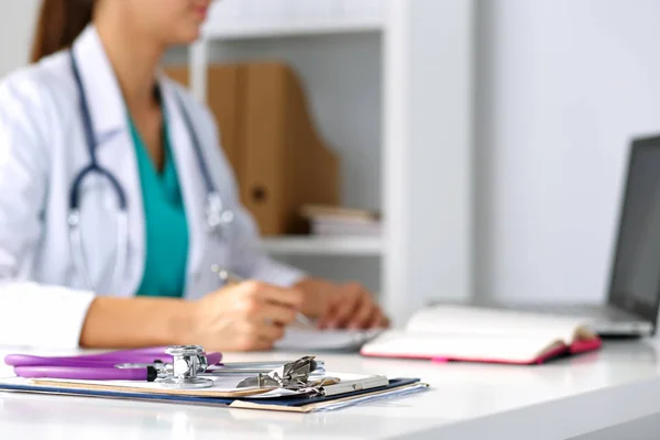 Tıbbi formları üzerindeki clipboards closeup yalan stetoskop kafa — Stok fotoğraf