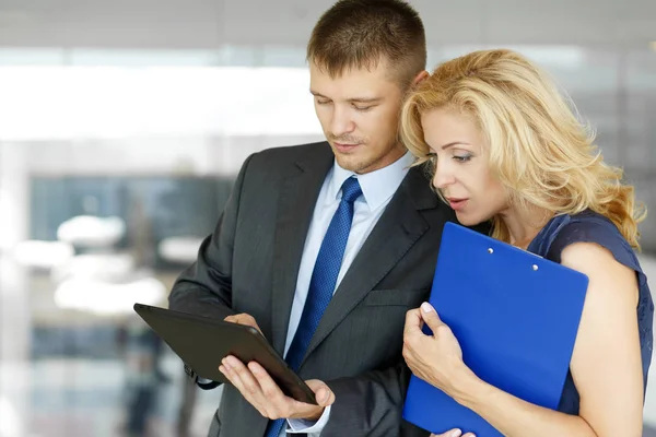 Uomo e donna che leggono recensione finanziaria su tablet pc — Foto Stock