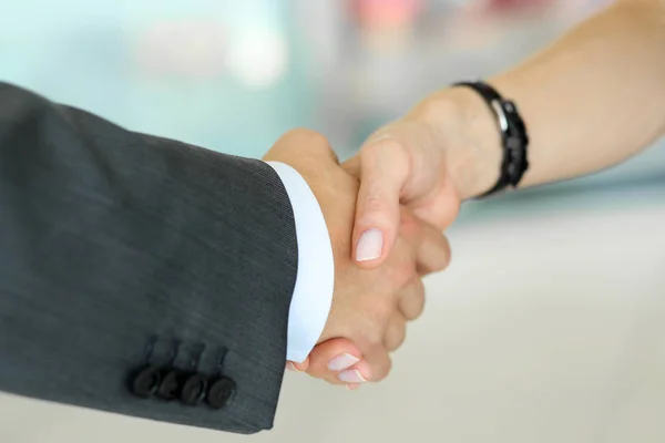 Geschäftsmann und Frau geben sich als Hallo im Büro die Hand — Stockfoto