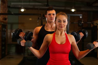 Birlikte sportif genç çift gülümseyen iş dışarı