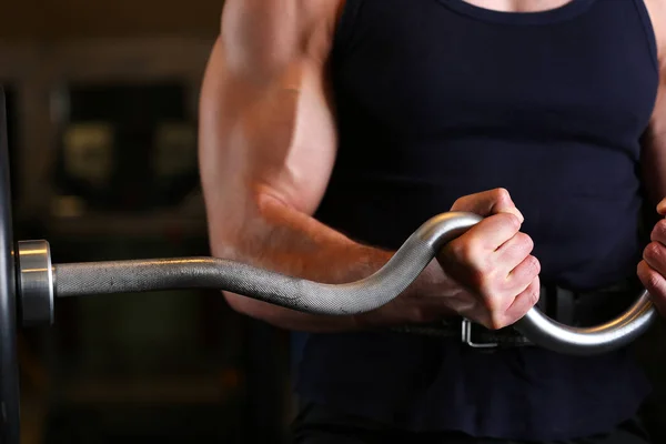 Sport jeune homme travailler biceps — Photo