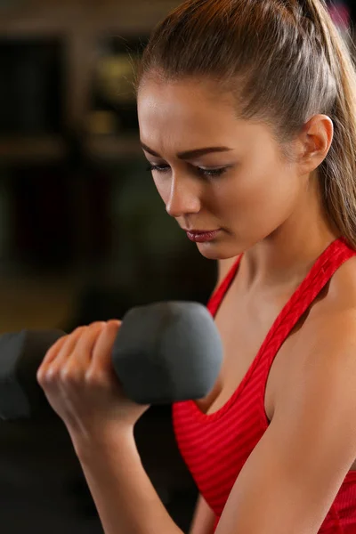 Sportowy młoda kobieta treningu bicepsów — Zdjęcie stockowe