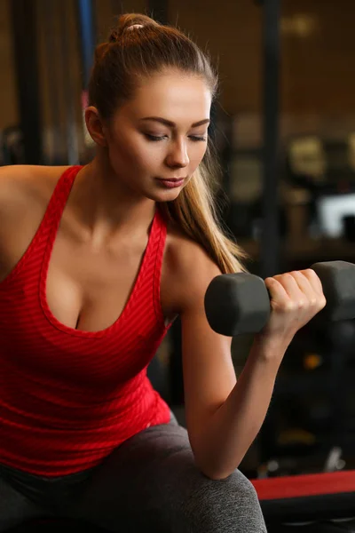 Sportowy młoda kobieta treningu bicepsów — Zdjęcie stockowe