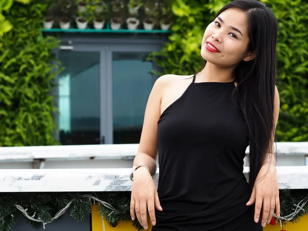 Hermosa joven morena vietnam chica con vestido negro — Foto de Stock