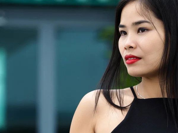 Όμορφη νεαρή μελαχρινή κοπέλα Βιετνάμ φορώντας μαύρο φόρεμα — Φωτογραφία Αρχείου