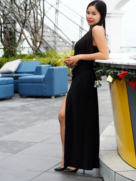 Hermosa joven morena vietnam chica con vestido negro —  Fotos de Stock