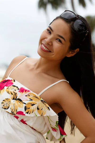 Hermosa joven vietnam sonriente chica vistiendo vestido — Foto de Stock