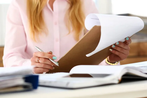 Weibliche Arme halten silbernen Stift und Block — Stockfoto