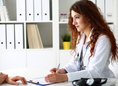 Kadın doktor gülümseyen güzel hasta ile konuşmak