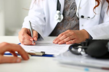 Güzel gülümseyen kadın doktor tutun gümüş kalem