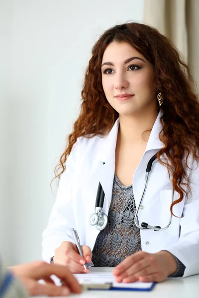 Hermosa mujer sonriente médico hablar con paciente —  Fotos de Stock