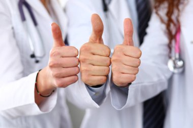 Doktor eller grup Tamam gösterme veya işareti onaylamak