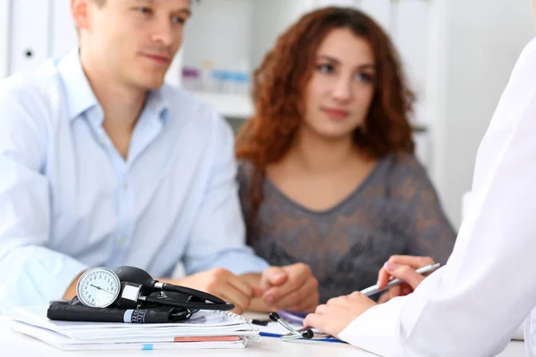 Manómetro médico acostado en la mesa mientras el médico consulta —  Fotos de Stock