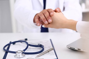 Dost erkek doktor ofisinde Resepsiyon closeup sırasında kadın kol tutun. Sınav sonucu, pozitif test, sakin ol, söz ve keder, tezahürat ve acı, tedavi, Hoop gitti kafa, etik kavramı