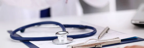 Stetoskop Huvudet Liggande Medicinska Formulär Närbild Medan Medicin Läkare Arbetar — Stockfoto