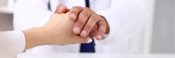 Amigável Médico Masculino Segurar Braço Feminino Escritório Durante Recepção Closeup — Fotografia de Stock