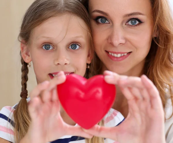 Mulher Sorridente Bonita Criança Segurar Coração Brinquedo Vermelho Nos Braços — Fotografia de Stock