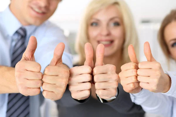 Gruppe von Leuten zeigt ok oder bestätigt mit erhobenem Daumen — Stockfoto