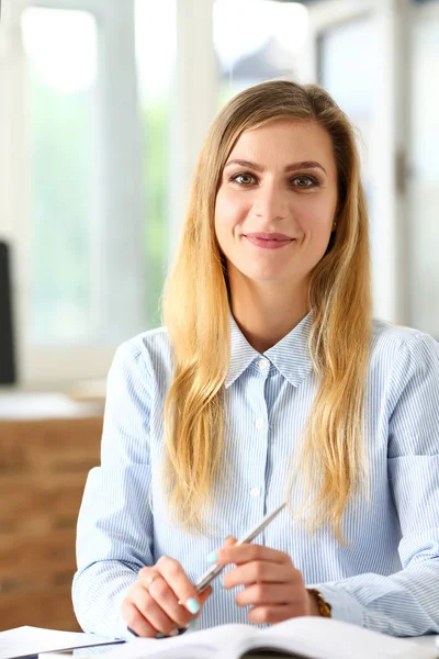 Schönes lächelndes Mädchen am Arbeitsplatz — Stockfoto