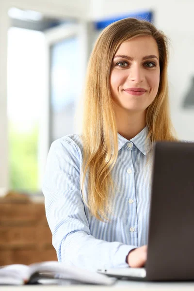 Beautiful blonde smiling businesswoman work with laptop — Stock Photo, Image