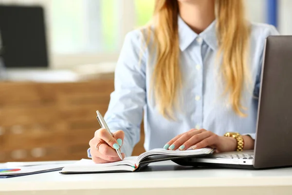 Weiblicher Arm im Anzug hält silbernen Stift und macht Notiz — Stockfoto