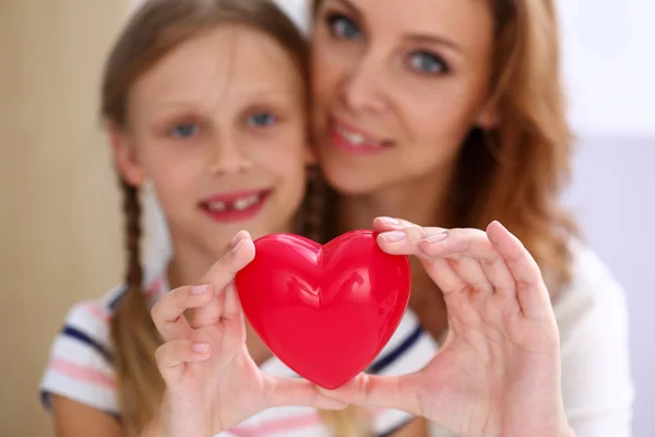 Красива Усміхнена Жінка Дитина Тримають Червоне Іграшкове Серце Руках Крупним — стокове фото