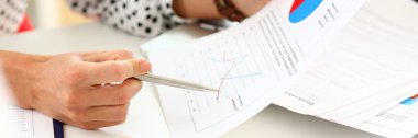 Kadın kol gümüş kalem noktası çözme ve sorun meslektaşım closeup ile tartışırken mali grafiğini holding. Durum Sınav Kurulu Konseyi, Satış Danışmanı iş, borsa Pazar kar