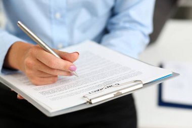 Takım elbiseli kadın kolu tut gümüş kalem ve notu ofis portre oluşturma paneli. Anlaşma danışmak, teslimat imza, Mali Müfettiş iş, anket formu doldurun, strateji, proje müzakere kavramı tartışmak