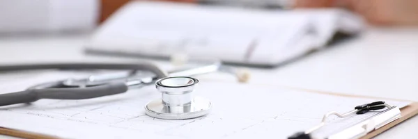 Stetoskop Baş Aracı Closeup Doktor Ofisinde Arka Planda Çalışma Sırasında — Stok fotoğraf