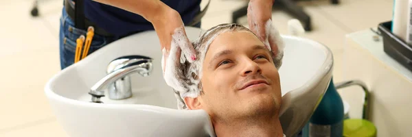 Mycie Włosów Przystojny Człowiek Uśmiechający Się Fryzjerka Szamponem Przed Fryzura — Zdjęcie stockowe