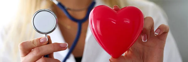 Kvinnliga medicine doktor håller i händerna röda leksak hjärtat — Stockfoto