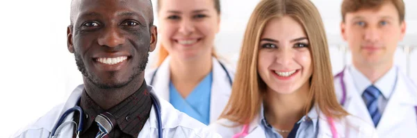 Gruppo di medici amichevoli sorridenti guardano nella fotocamera — Foto Stock