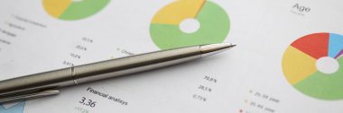 Renkli finansal grafikte gümüş kalem