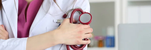 Feale medicine therapeutist doctor hands crossed on her chest — Stock Photo, Image