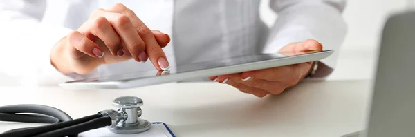 Médica feminina segurar tablet digital pc e ponto na tela de toque — Fotografia de Stock