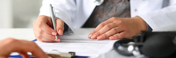 Mujer médico de mano pluma de plata relleno historia del paciente lista — Foto de Stock