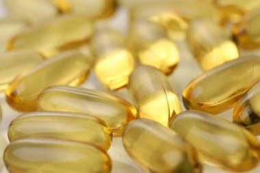 Vitaminler ve omega hapları.