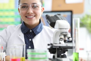 Analiz yapan profesyonel kimyager.