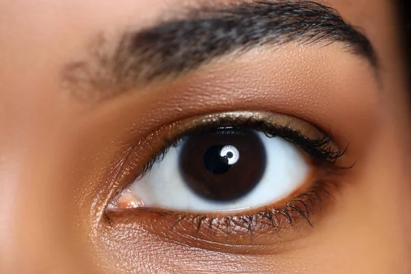 Mulher negra ampla abriu o olho esquerdo — Fotografia de Stock