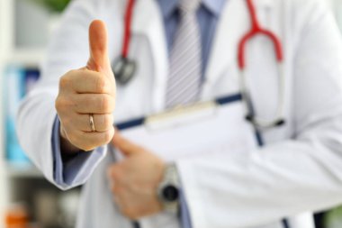 Elinde belge tutan erkek doktor.