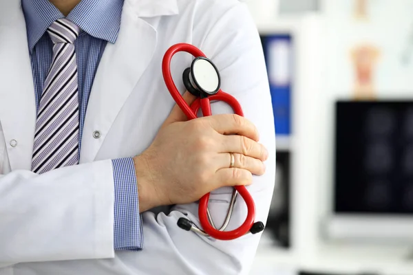 El médico está esperando a que el paciente examine —  Fotos de Stock