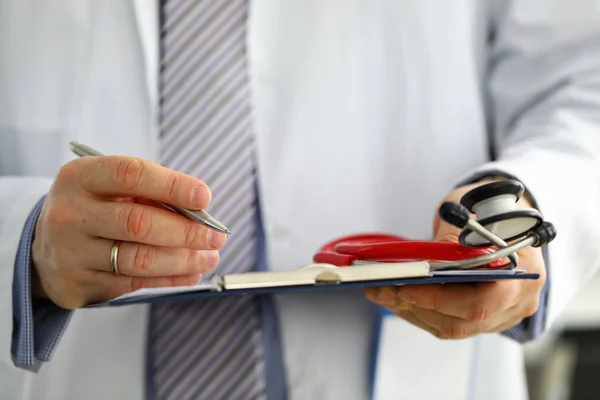Médico de medicina masculino mano sosteniendo pluma de plata —  Fotos de Stock