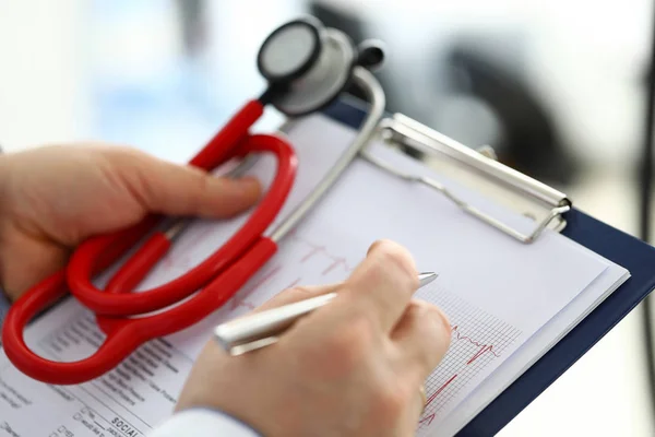 Lékař mužské medicíny ruka drží stříbrné pero — Stock fotografie